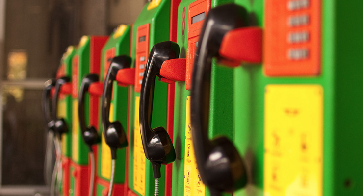 "Colorful Telephones" von Mark Fischer (CC BY-SA 2.0)